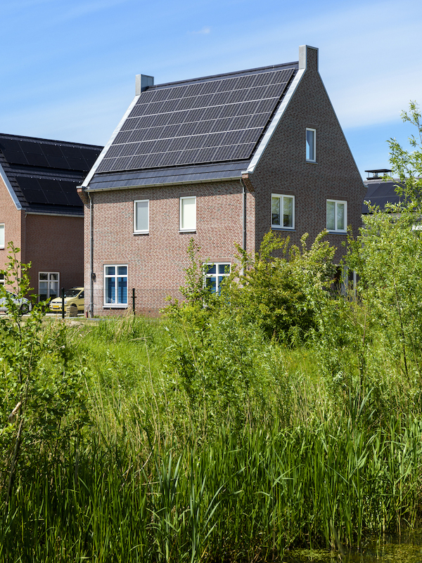 Een huis met zonnepanelen