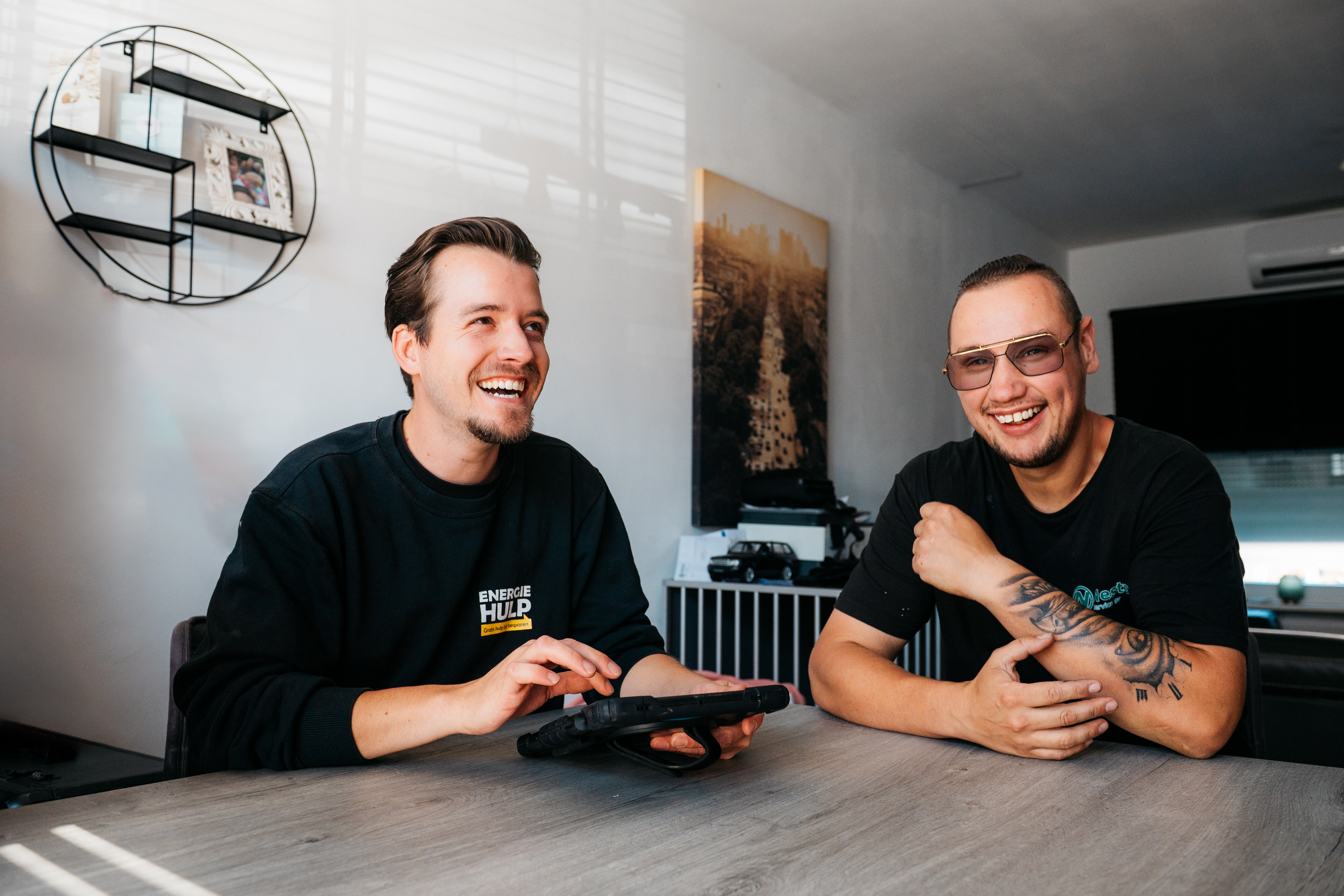 Bewoner en Energiehulp aan tafel
